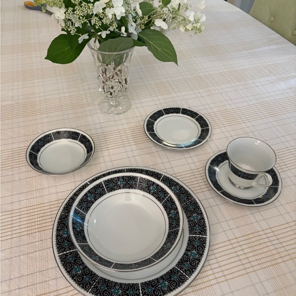 Contemporary fine china service for 12. By Norotake. Bolero 2036 - Picture 2 of 3